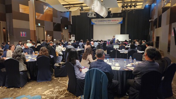 ‘2025 인천세계시민학교 관리자 역량강화 연수’를 진행 중이다, 사진 / 인천광역시교육청 제공