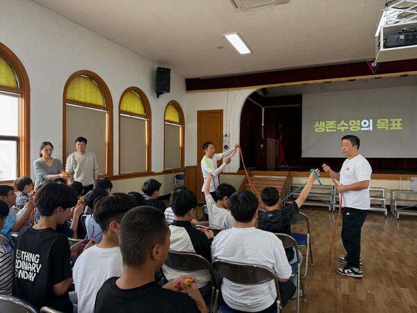 ‘2025학년도 찾아가는 생존수영 교육’을 진행 중이다, 사진 / 인천남부교육지원청 제공