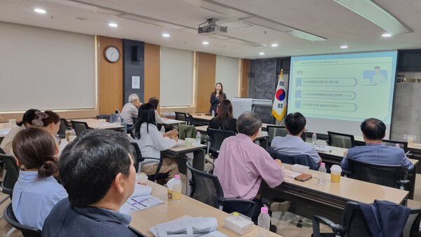 ‘학교폭력대책심의위원회 정기회 및 위원 역량강화 연수’를 진행 중이다, 사진 / 인천동부교육지원청 제공