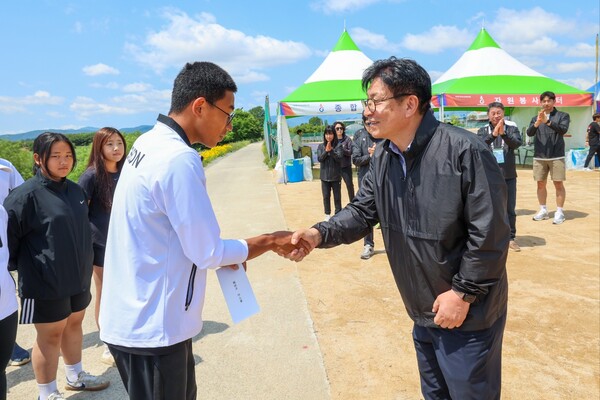 제54회 전국소년체육대회에 참가 중인 인천시 선수단을 격려 중이다, 사진 / 도성훈 인천광역시교육감 제공