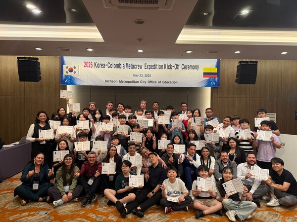 온라인 디지털 창작 프로젝트 ‘한-콜 메타크루 원정대’ 발대식을 개최 후 기념 사진을 촬영 중이다, 사진 / 인천광역시교육청 제공