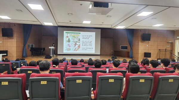 생물다양성의 중요성과 지역 생태계에 대한 관심을 높이고 생물다양성의 날을 기념하기 위한 생태 전환교육 프로그램을 운영 중이다, 사진 / 인천광역시교육청 제공