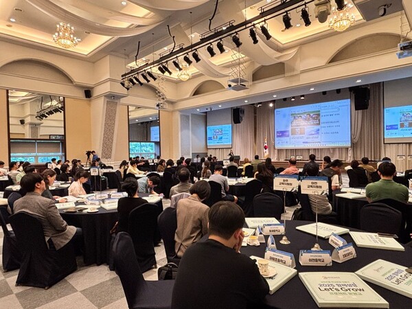  ‘함께 성장, 레츠그로우(Let’s Grow) 프로젝트' 운영교 현판 전달식을 진행 중이다, 사진 / 경기도교육청 제공