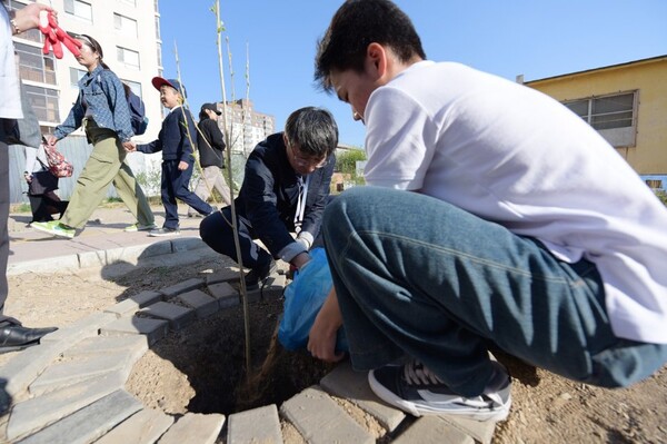 한국-몽골 창의융합교육 국제교류 활동의 일환으로 몽골 44번 학교에 나무를 심는 중이다, 사진 / 인천광역시교육청 제공