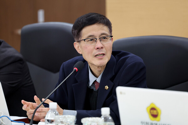 이명규 의원이 의회에서 인천지역 학교 현장 관련으로 질의를 진행 중이다, 사진 / 인천광역시의회 제공