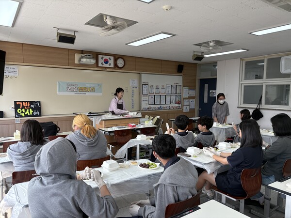 관내 교육복지사 미배치학교 6개교 56명을 대상으로 ‘친구들 모여라! 오늘은 친친day!’를 운영 중이다, 사진 / 인천동부교육지원청 제공