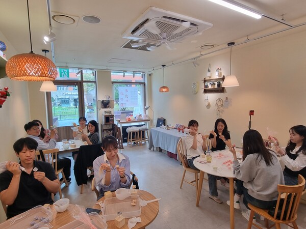 신규 지방공무원의 조직 적응과 직무 스트레스 완화를 위한 힐링 프로그램을 운영 중이다, 사진 / 인천서부교육지원청 제공