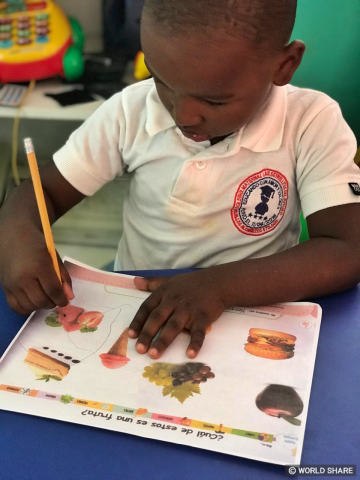 도미니카공화국 지역아동센터 한 아동이 열심히 수업에 참여하고 있다, 사진 / NGO 월드쉐어 제공