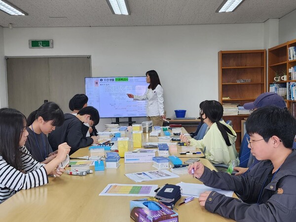 인천광역시남부교육지원청(교육장 최영신) 영재교육원 학생들을 대상으로 연구소 탐방교육을 진행 중이다, 사진 / 인천광역시청 제공