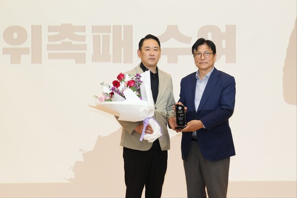 최태웅 (현)대한배구협회 유소년 이사이자 (전)천안 현대캐피탈 스카이워커스 감독을 홍보대사로 위촉 후 기념 사진을 촬영 중이다, 사진 / 인천광역시교육청 제공