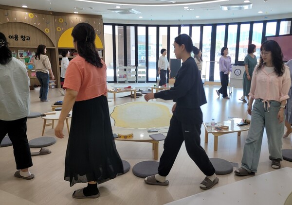 유치원 핵심교원을 대상으로 ‘함께하는 수업 성장‧나눔 워크숍’을 진행 중이다, 사진 / 경기도교육청 제공