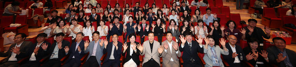 ‘2025년 상반기 11기 미래인재 성장과정 정책연구 상상전(展)’을 개최 후 기념 사진을 촬영 중이다, 사진 / 경기도교육청 제공