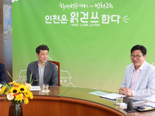 인천시교육청 대회의실에서 열린 ‘소통하며 공감하는 학교시설 개방 활성화 토론회’를 진행 중이다, 사진 / 인천광역시의회 제공