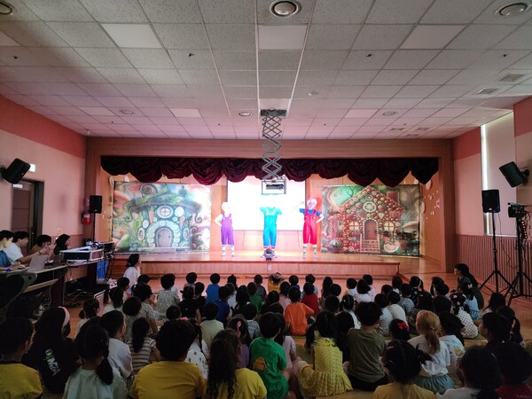 연천교육지원청 관내 온골유치원에서 유아 대상 영양·식생활 뮤지컬‘골고루 아기돼지 삼형제’공연을 진행 중이다, 사진 / 경기도교육청 제공