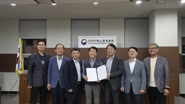 제3차 특별조정회의에서 임금 관련 최종 합의 후 기념 사진을 촬영 중이다, 사진 / 인천광역시청 제공