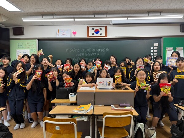 학교 폭력 예방 교육 및 캠페인에 적극적으로 참여한 관내 초·중·고 84개 우수학급을 선정해 간식 박스를 전달 후 기념 사진을 촬영 중이다, 사진 / 인천광역시교육청 제공