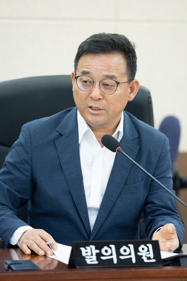 인천광역시의회 김재동 의원(국․미추홀구1)이 ‘임대형 기숙사’ 부설주차장 설치 기준에 대해 논의하는 중이다, 사진 / 인천광역시의회 제공