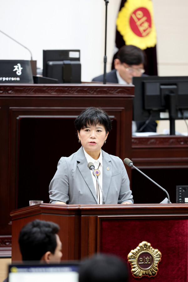 인천시의회 유승분 의원이 ' 제302회 정례회' 제3차 본회의 시정질문 2일차에서 의정 활동을 하는 중이다, 사진 / 인천광역시의회 제공