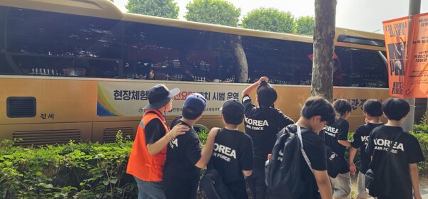 청량초등학교의 현장체험학습에 소방관 퇴직자 4명을 안전요원으로 시범 배치 중이다, 사진 / 인천광역시교육청 제공