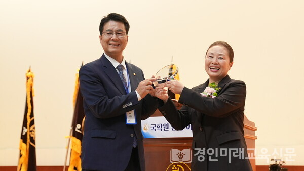 전국 17개 시도국학원 임원진을 대표해 최재호 사무총장이 제4대 권나은 국학원장(오른쪽)에게 공로패를 전하고 있다