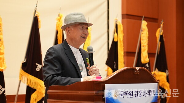 국학원 설립자 이승헌 이사장(학교법인 한문화 학원)이 격려사를 통해 K스피릿의 가치와 국학원의 사명을 이야기 하고 있다