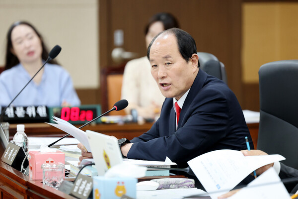 ‘인천광역시의회 제302회 정례회’ 상임위원회에서 윤재상 의원이 의정 활동을 하고 있다, 사진 / 인천광역시의회 제공