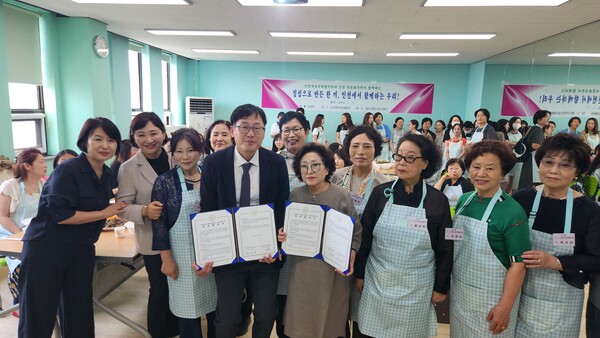 계양구가족센터에서 인천광역시여성단체협의회, 계양구가족센터와 함께 ‘다문화가정 소통과 나눔’ 행사를 개최 후 기념 사진을 촬영 중이다, 사진 / 인천광역시청 제공
