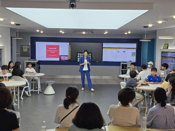 학생의 영어 의사소통 역량을 키우기 위해 디지털 기반 맞춤형 영어교육 ‘와이업 스쿨(Why up School)’ 프로그램을 진행 중이다, 사진 / 경기도교육청 제공