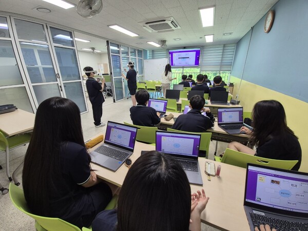 1,171명의 학생을 대상으로 ‘학교로 찾아가는 콘텐츠 활용 VR 직무 체험’ 프로그램을 운영 중이다, 사진 / 인천광역시교육청 제공