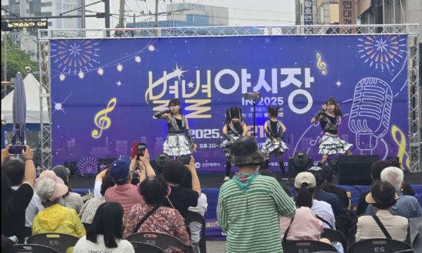 현대시장 별별야시장 노래자랑에 참여하고 있는 동구 주민들, 사진 / 현대시장 제공