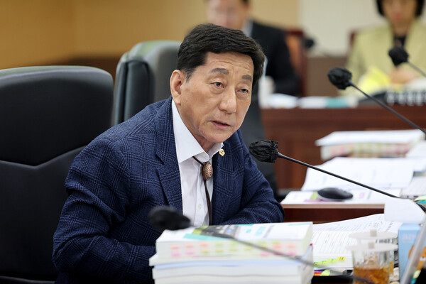 인천광역시의회 교육위원회에서 이봉락 의원이 장애인 복지 증진 관련 안건을 발의 중이다, 사진 / 인천광역시의회 제공