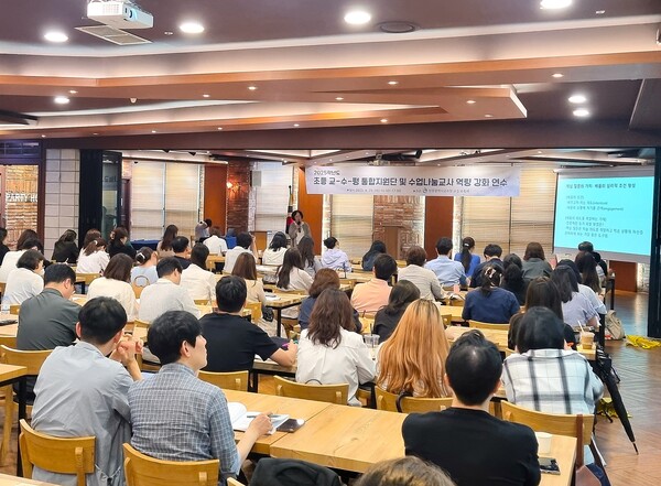 초등 교‧수‧평(교육과정-수업-평가) 통합지원단과 수업나눔교사 110명을 대상으로 ‘질문이 있는 수업 역량 강화 연수’를 진행 중이다, 사진 / 인천광역시교육청 제공