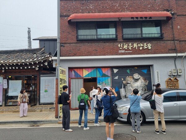 관내 초·중등 교원을 대상으로 ‘인천 문학둘레길 걷기’ 연수를 진행 중이다, 사진 / 인천광역시교육청교육연수원 제공