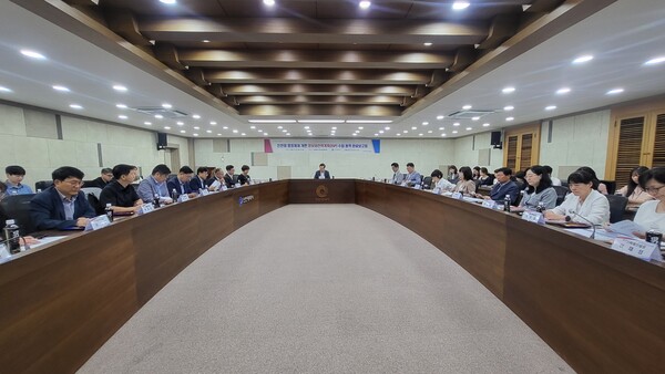 시청 영상회의실에서 ‘인천형 행정체제 개편 정보화전략계획(ISP*) 수립 용역사업’ 완료 보고회를 진행 중이다, 사진 / 인천광역시청 제공