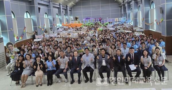 도성훈 교육감 특강 후 모두 함께 기념 촬영을 하고 있다.