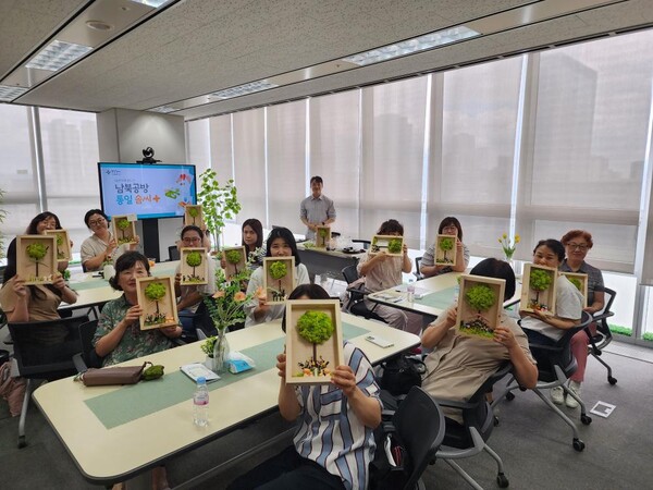 시민참여형 통일 공방 프로그램인 ‘내 손으로 만드는 남북공방-통일솜씨플러스’를 개최 후 기념 사진을 촬영 중이다, 사진 / 인천광역시청 제공