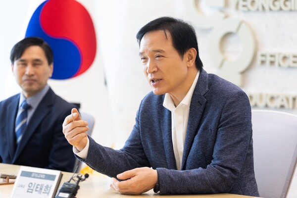 남부청사에서 한국교육시설안전원(이사장 허성우)과 ‘학교시설 정책·기술 협력 업무협약’을 체결 중이다, 사진 / 경기도교육청 제공