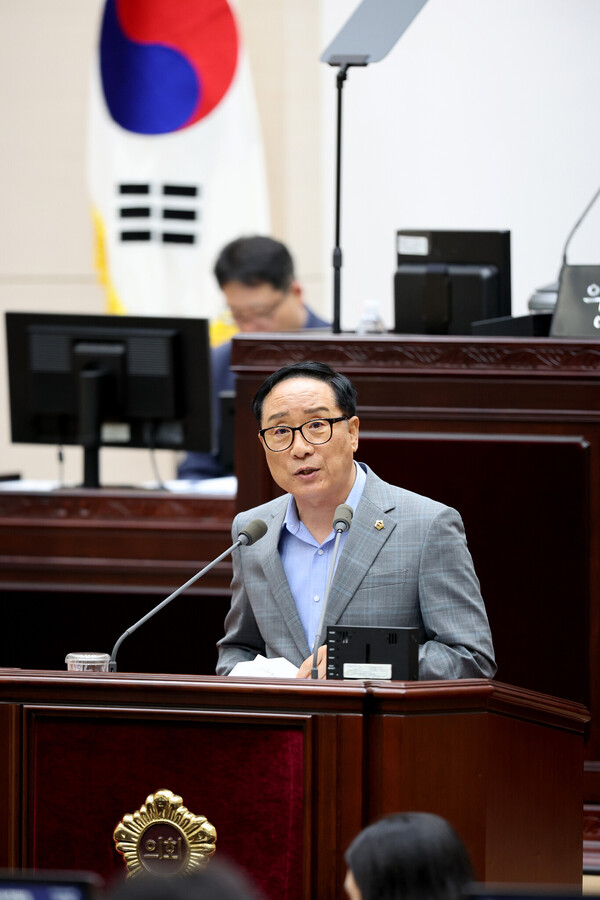 ‘인천시의회 제302회 정례회’ 제5차 본회의 5분 자유발언을 통해 최근 남동구의회의 부결로 인해 멈춰 설 위기에 놓인 닥터헬기 전용 계류장 설립을 촉구 중이다, 사진 / 인천광역시의회 제공