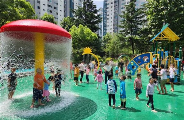 연수구 부수지공원의 물놀이장에서 아이들이 물놀이를 하는 중이다, 사진 / 인천광역시청 제공