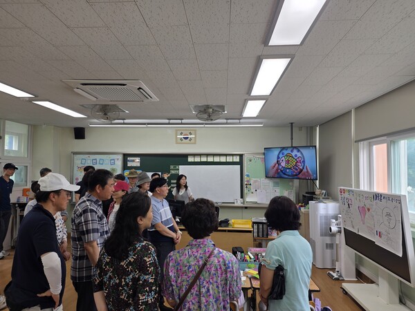 유·초·중·고 관리자 및 교육 전문직 40여 명을 대상으로 신도·시도·모도 일원에서 인천교육포럼 교육과정분과 상반기 워크숍을 진행 중이다, 사진 / 인천광역시교육청 제공