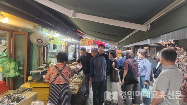 대룡시장에서 판촉전을 벌이고 있는 참여기업 참가자들