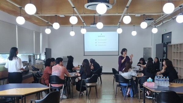 서구청소년센터에서 관내 학부모 및 학부모 네트워크를 대상으로 ‘학부모 학교참여 역량강화교육-학교와 학부모, 우리아이 함께 키우기’를 운영 중이다, 사진 / 인천서부교육지원청 제공