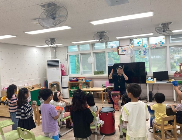 특수교육대상유아 통합유치원을 대상으로 음악상담 프로그램 ‘두드림 하모니 프로그램’을 운영 중이다, 사진 / 인천강화교육지원청 제공