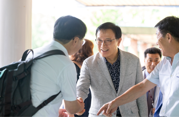  ‘미래첨단농업학교 조성’ 사업 추진 현황을 점검 중이다, 사진 / 경기도교육청 제공