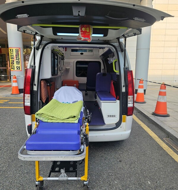 와상장애인의 진료 목적의 병원 이동을 지원하는 구급차의 사진 / 인천광역시청 제공