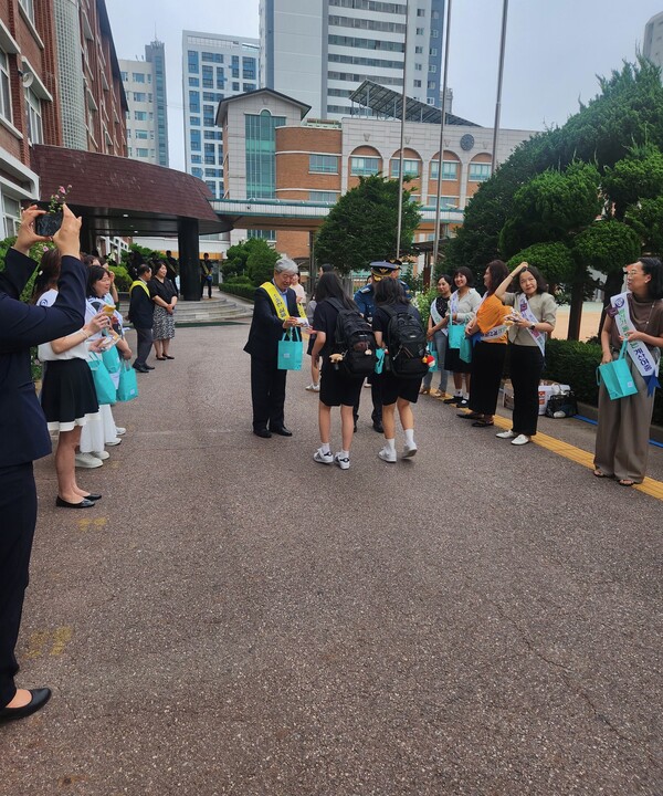 계산여자중학교 학부모회, 계양경찰서와 함께 등굣길 교통안전 및 학교폭력 예방 캠페인을 진행 중이다, 사진 / 인천북부교육지원청 제공