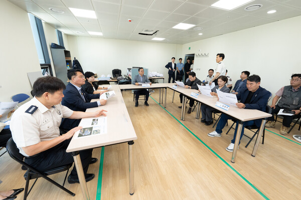 인천광역시의회 행정안전위원회에서 관계자들과 소통의 시간을 갖는 중이다, 사진 / 인천광역시의회 행정안전위원회 제공