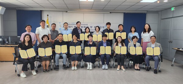 지역 복지 유관기관 관계자들과 함께 지역 네트워크 협의회를 열고 업무협약을 체결 후 기념 사진을 촬영 중이다, 사진 / 인천북부교육지원청 제공