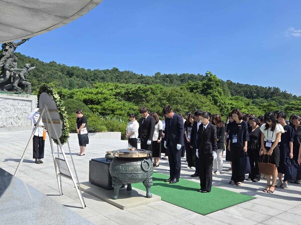 ‘자율로 묻고, 균형적 해석과 미래를 상상하며, 인성을 갖춘 인재 양성’을 목표로 ‘2025년 하반기 6급 미래인재 성장 과정(제12기)’연수를 진행 중이다, 사진 / 경기도교육청율곡연수원 제공