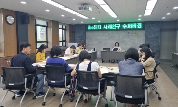 관내 초·중학교 전문상담교사 및 전문상담사 30명을 대상으로 위기 사례 수퍼비전을 진행 중이다, 사진 / 인천동부교육지원청 Wee센터 제공